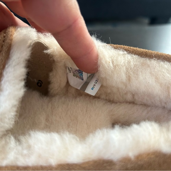 UGG KIDS ASCOT SUEDE SLIPPERS - Picture 6 of 7